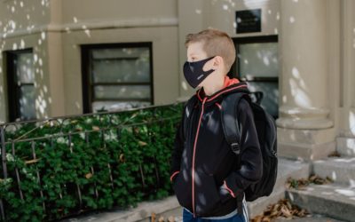 Chlapec nemůže ze zdravotních důvodů nosit roušku a stát mu brání ve vzdělávání